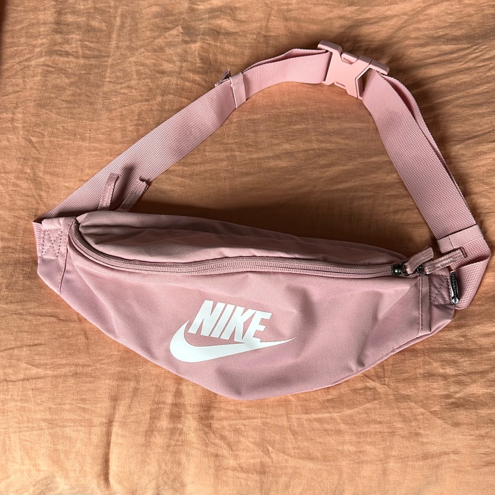 Nike Heritage Fanny Pack 6”x16”